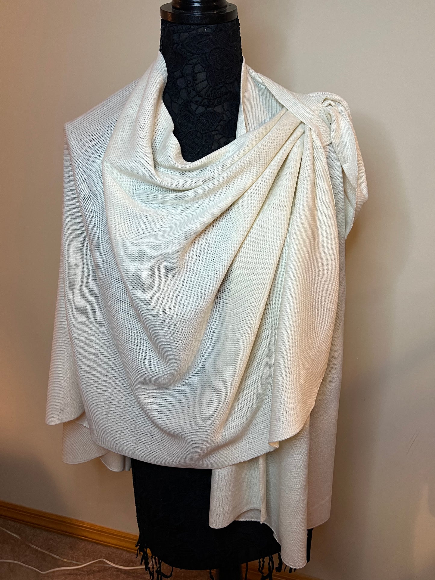 light weight wrao with self fabric loop at shoulder-ivory